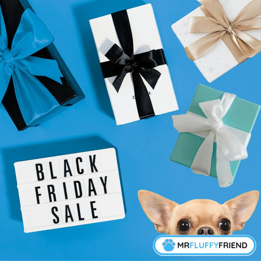Uitgelichte blogafbeelding: cadeauboxen met kleurrijke linten op een blauwe achtergrond rond een bord met “Black Friday Sale”, terwijl een nieuwsgierige hond uit de hoek gluurt.